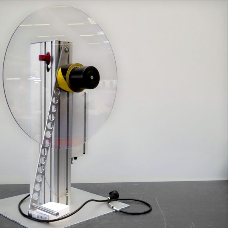 Etikettenumspuler – Frontansicht mit Plexiglas-Schutzscheibe und Spannkern